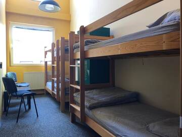 Кровать в общем номере для женщин с 4 кроватями в  Music Hostel Rewolucji